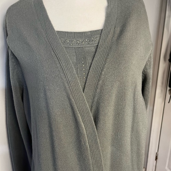 Woman’s 2 in 1 Sweater !! - Picture 7 of 14